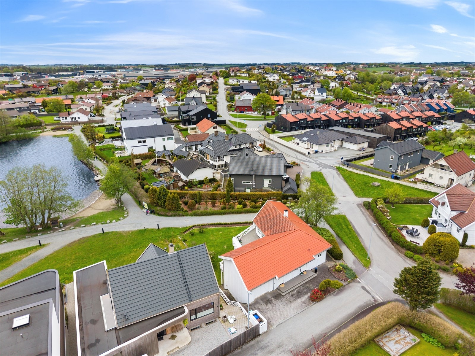 Eiendommen ligger i et veletablert og rolig boligområde på Bryne. Galleribilde