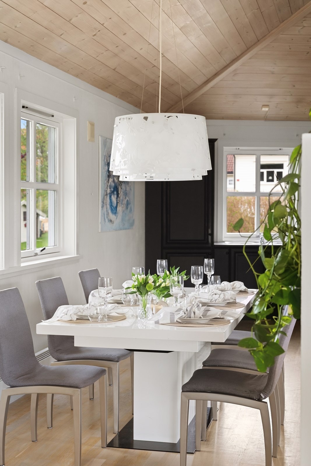 Spisestuen er en naturlig del av den åpne løsningen, med god plass til langbord. Galleribilde