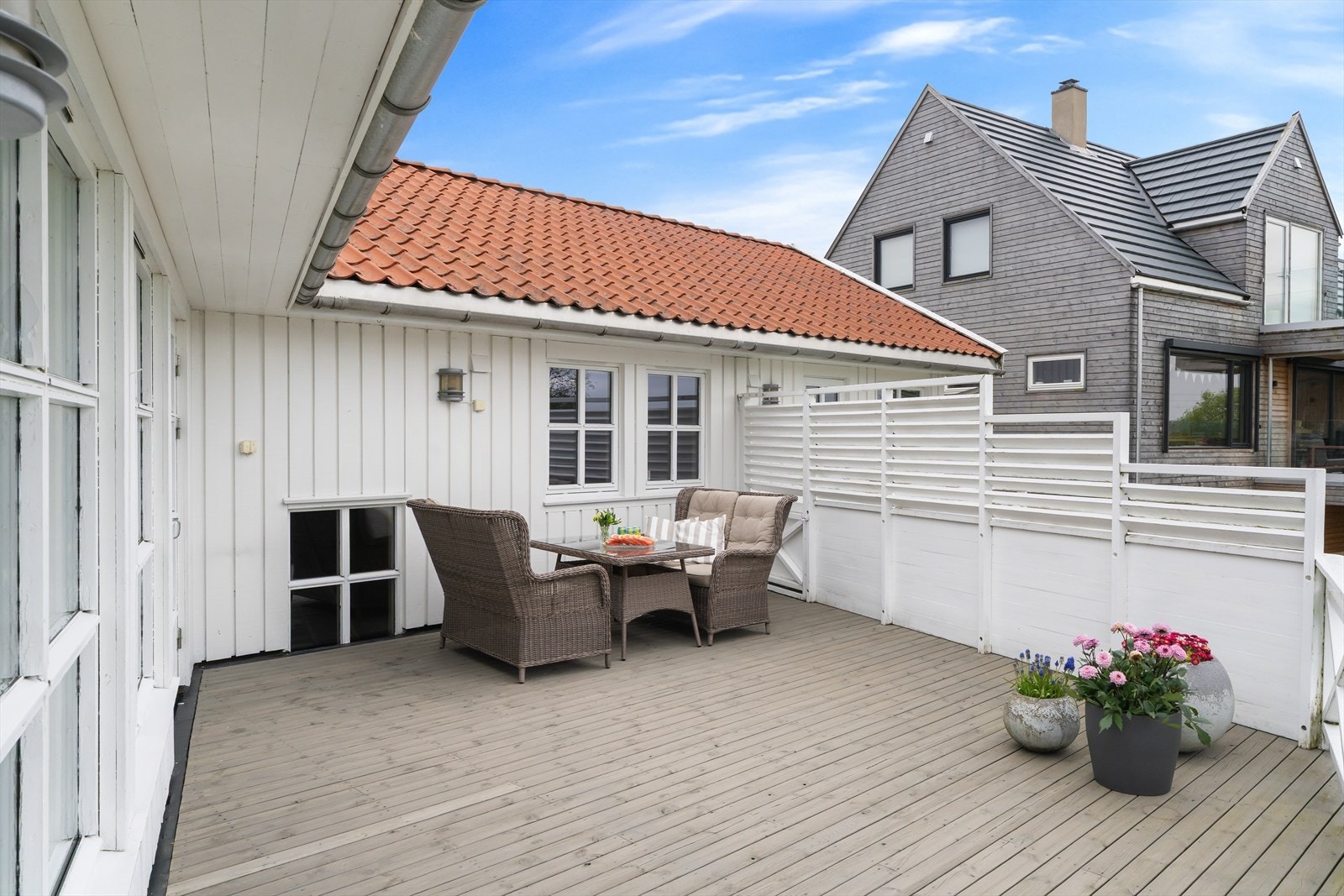 Store terrasse på 37m² med god plass til både sittegruppe og spisebord. Galleribilde