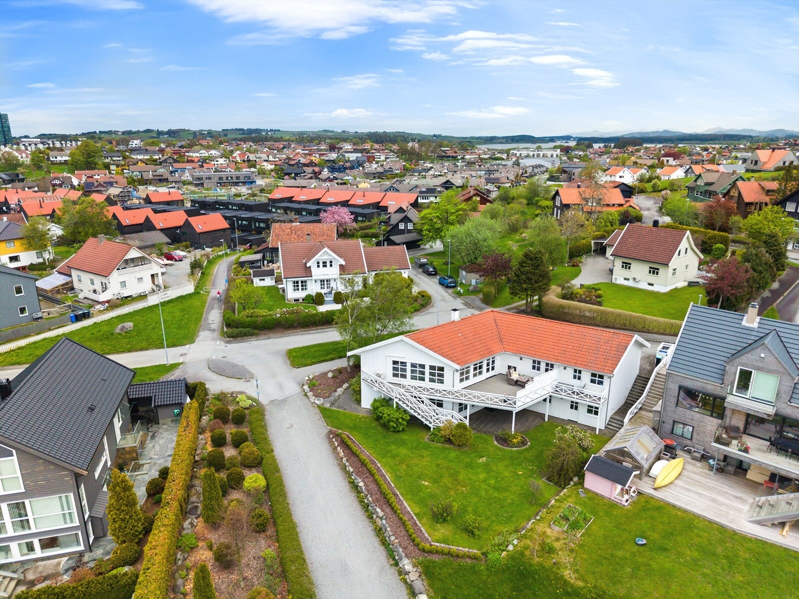 Både Rosseland skule og Bryne vidaregåande skule ligger innen gang- og sykkelavstand. Galleribilde