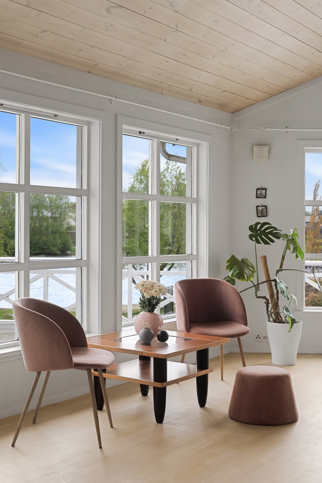 Store vinduer som rammer inn utsikten og slipper inn rikelig med dagslys. Galleribilde