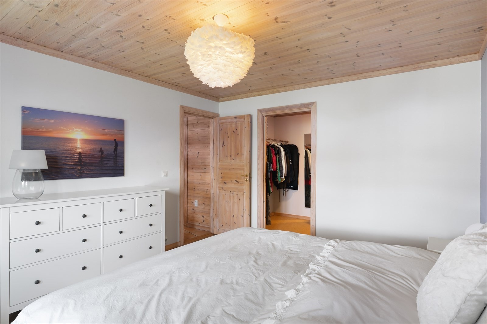 Ett av fire soverom i underetasjen, med tilgang til en romslig bod/garderobe. Galleribilde