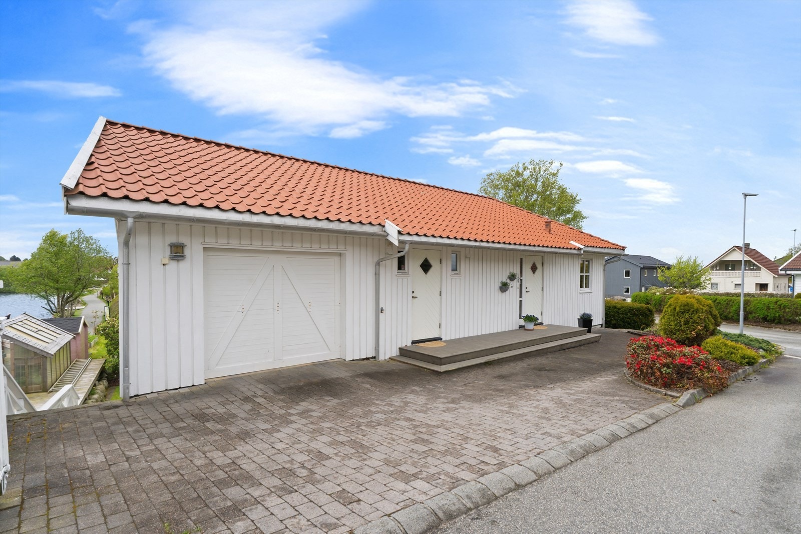 Boligen har parkering i garasje og på egen gårdsplass. Galleribilde