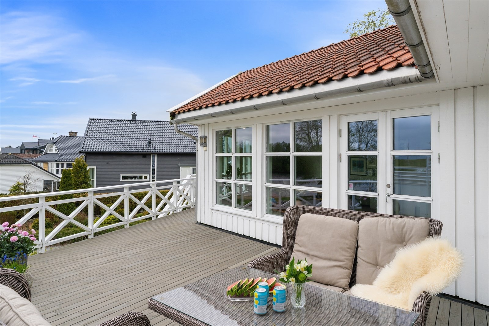 Terrassen er en skjermet og har gode solforhold til sent på kvelden. Galleribilde