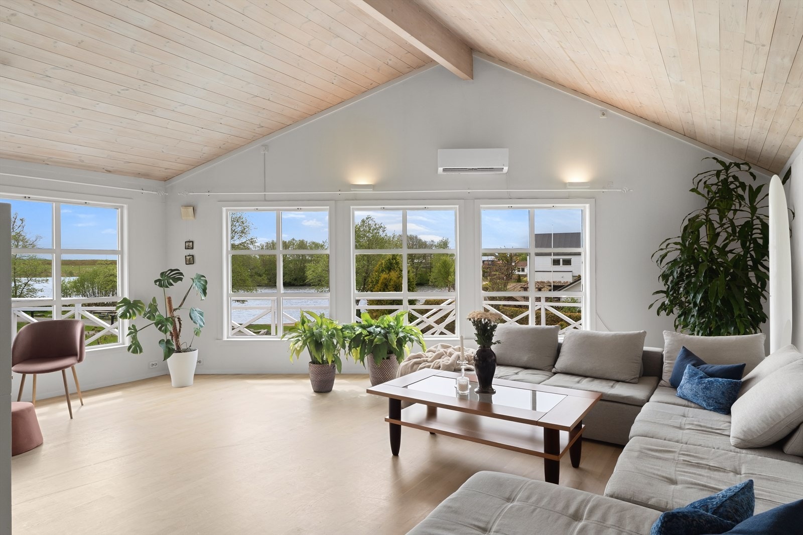 Stuen har flere soner og god plass til en romslig sofagruppe. Galleribilde