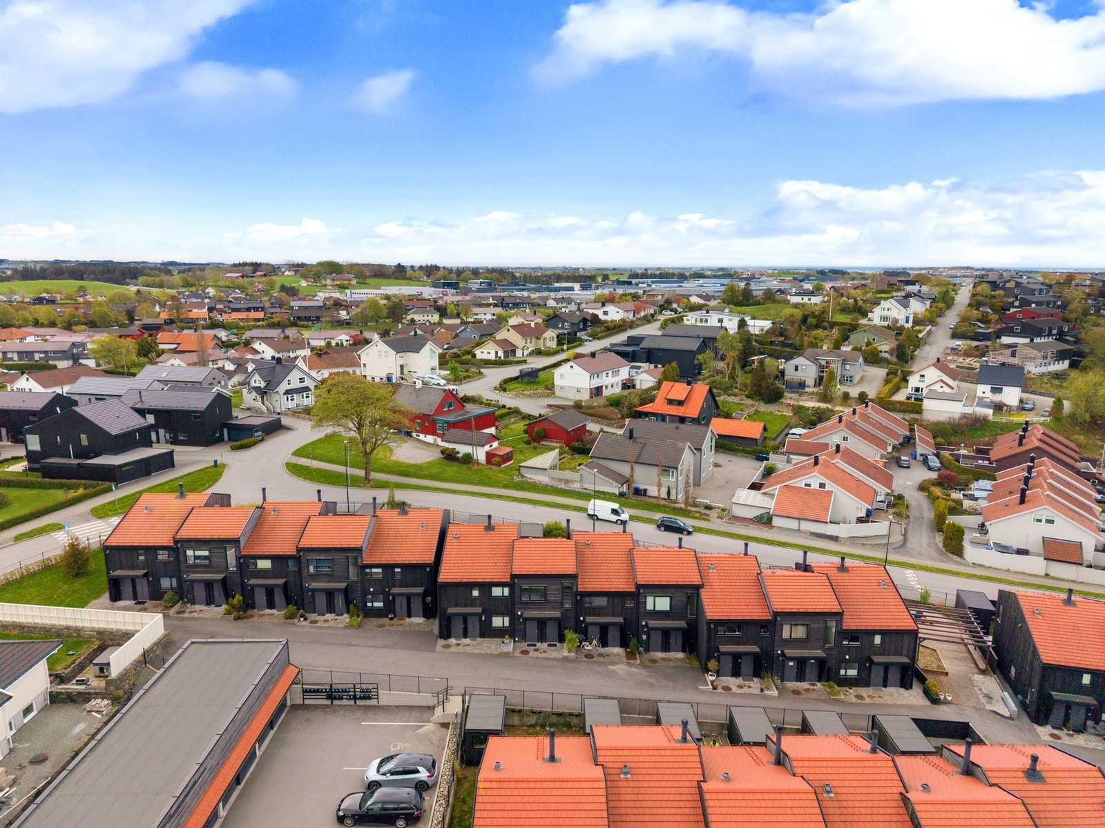 Bryne har et bredt idrettstilbud innen fotball, tennis, taekwondo, karate, svømming og håndball. Bryne fotballklubb holder til ved Bryne stadion, ca. 850 meter fra boligen, og har ca. 50 lag i aldersbestemte klasser. Galleribilde