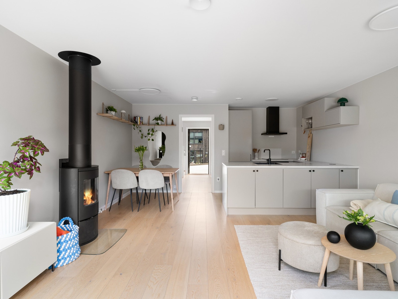 Dette gir en åpen og sosial planløsning, perfekt for samvær og middager i hyggelige omgivelser. Galleribilde