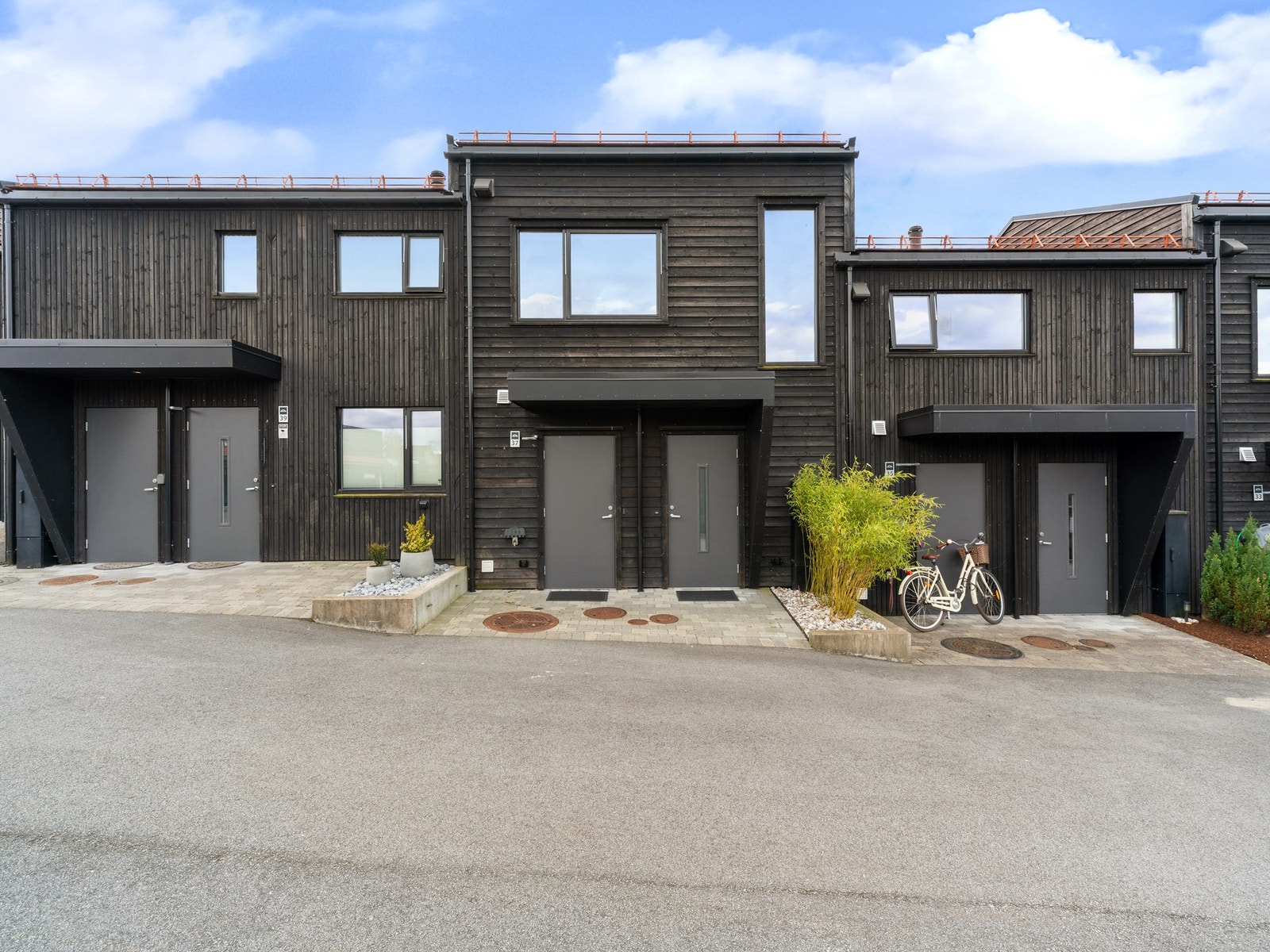 Eiendommen ligger i et nyere, barnevennlig og attraktivt boligområde på Bryne. Galleribilde