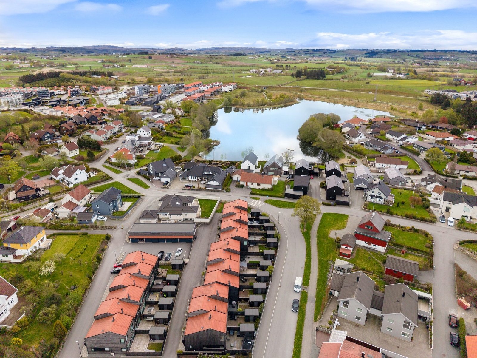 Eiendommen ligger i nærhet til det populære turområdet "Tjødnå". Samtidig har en kort vei til andre flotte turområder som kan benyttes gjennom hele året. Galleribilde