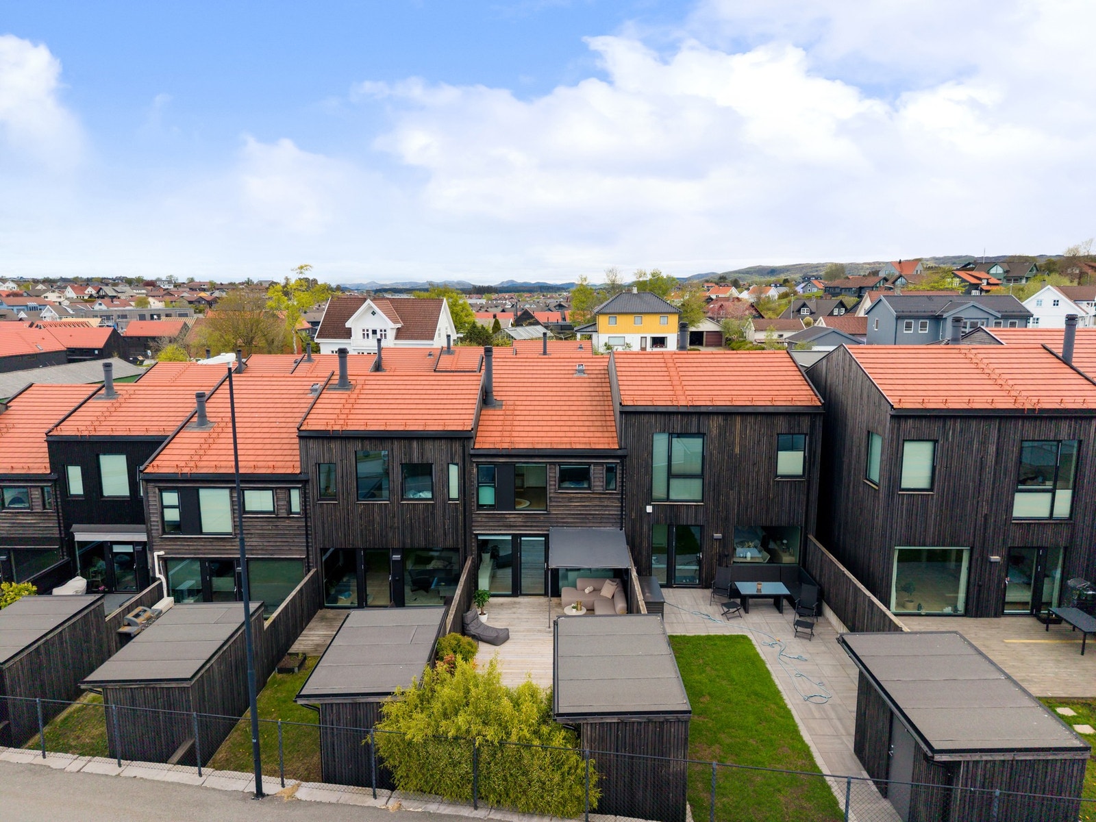 Her har dere nærhet til barnehager, skoler, friluftsområder, kollektivtransport, en rekke butikker og et variert servicetilbud. Galleribilde