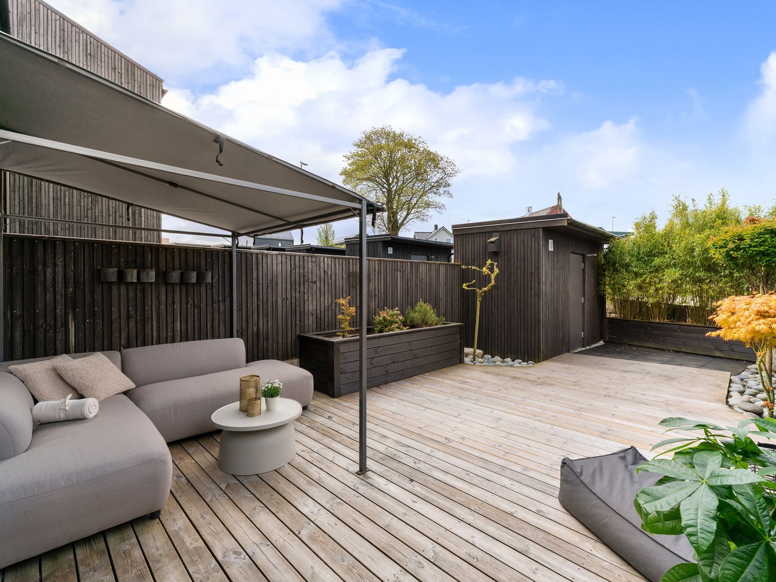 Pergola med spesialsydd vanntett duk gir behagelig skjerming for både sol og vær, og er en fin forlenger utesesongen. Galleribilde