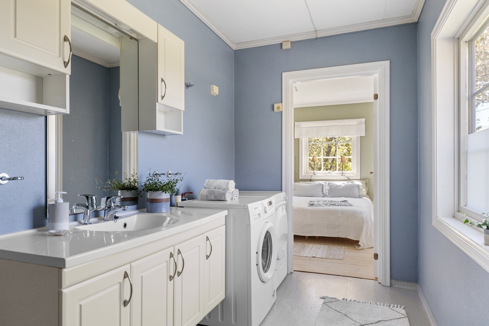 Badet har mekanisk ventilasjon og opplegg for vaskemaskin. Galleribilde