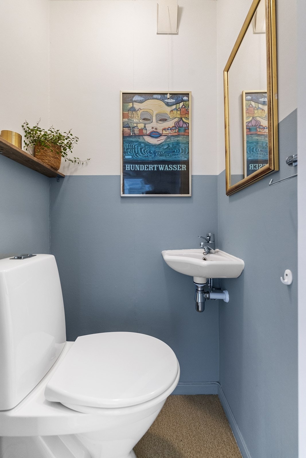 I entreen har man gjestetoalett som er innredet med servant og toalett Galleribilde