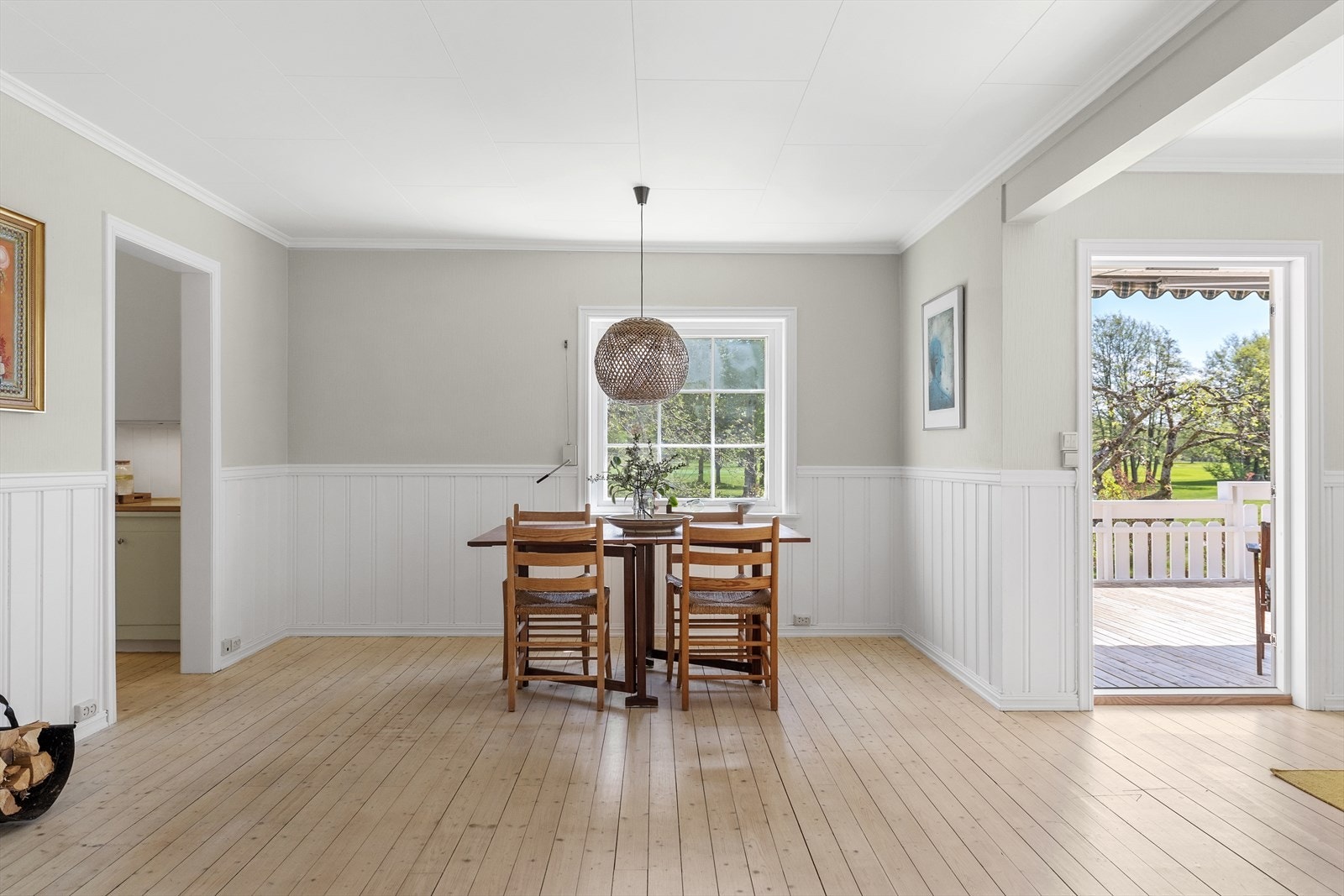 Her har du god plass til større spisesbord hvor man kan nyte godt lag med venner og familie. Galleribilde