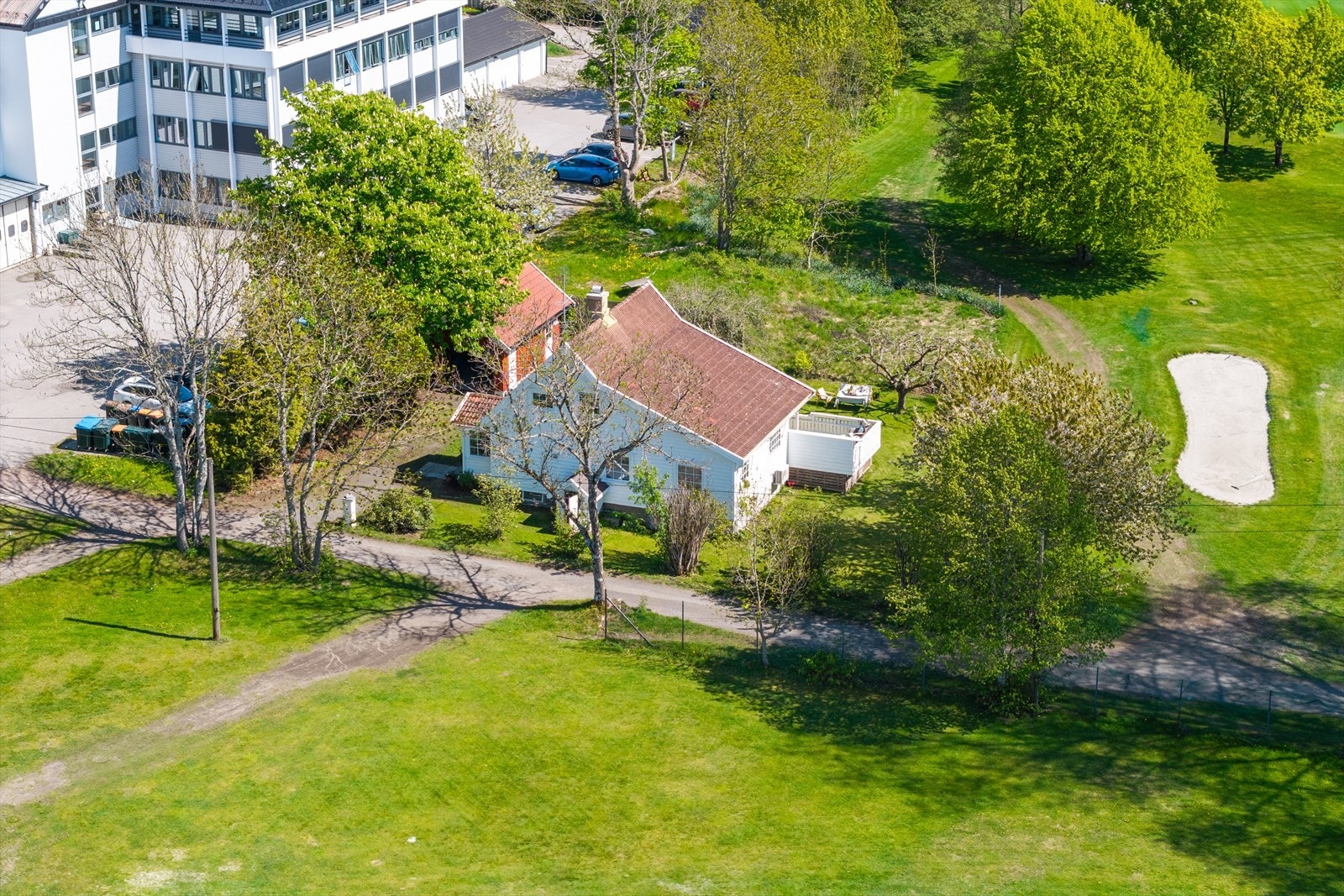 Er man glad i golf har du kort vei til golfbanen. Galleribilde