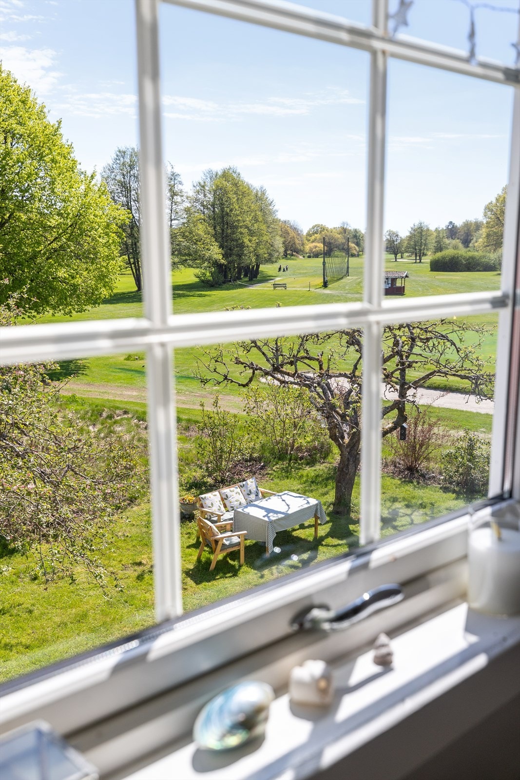 Fra soverommet er det utsikt over hagen og ned mot golfbanen Galleribilde