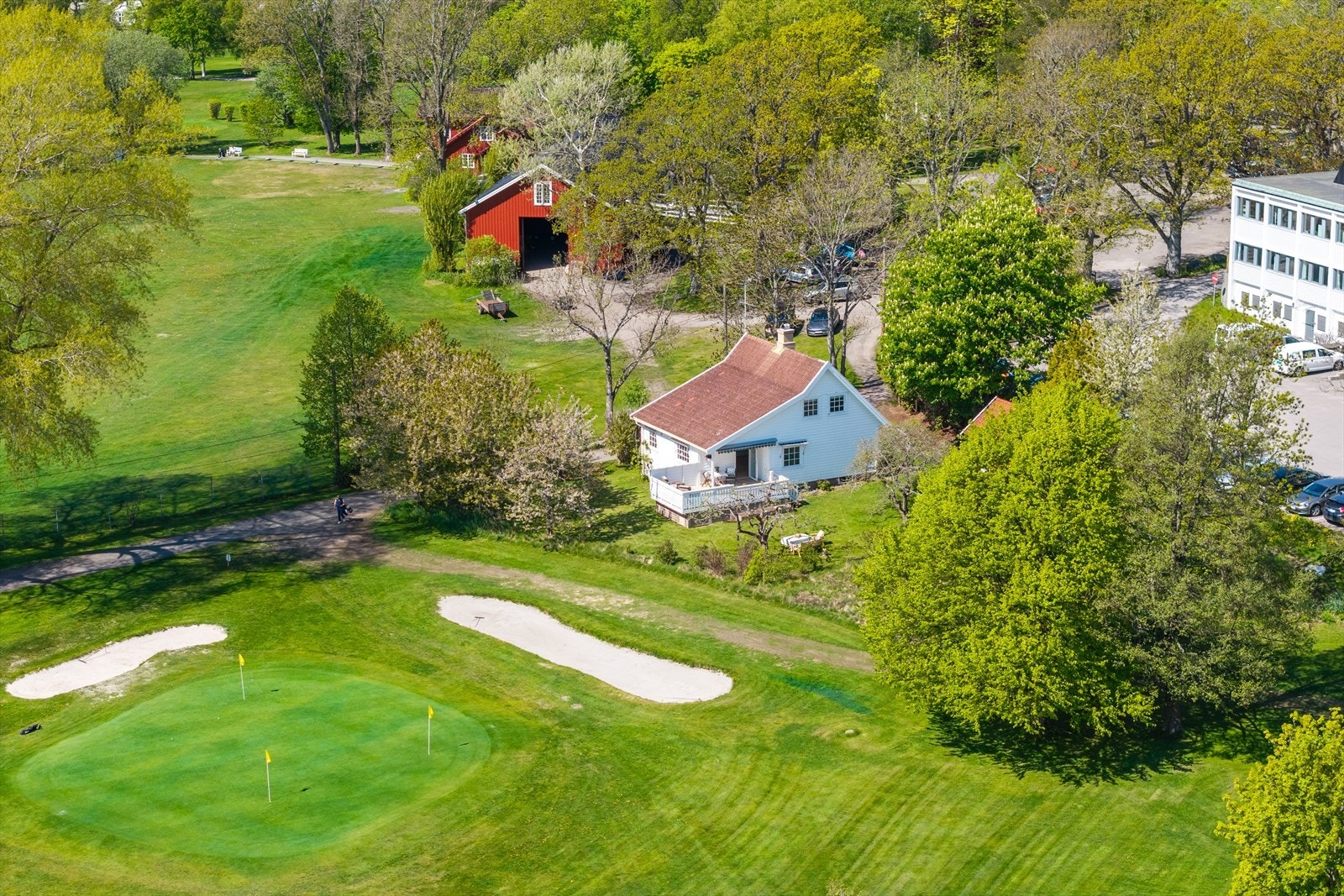Golfbanen som grenser mot eiendommen gir en åpen og naturskjønn setting. Galleribilde
