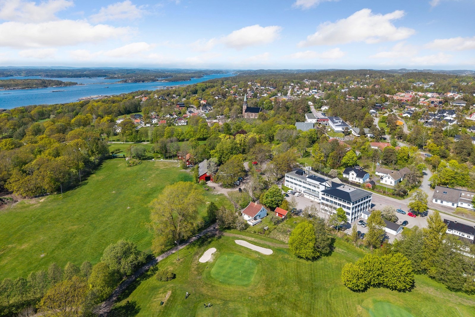 Fra boligen er det kort vei til sjø, badeplasser og turstier - perfekt for alt fra morgenbad og kajakkturer til rolige kveldsturer langs svabergene. Galleribilde