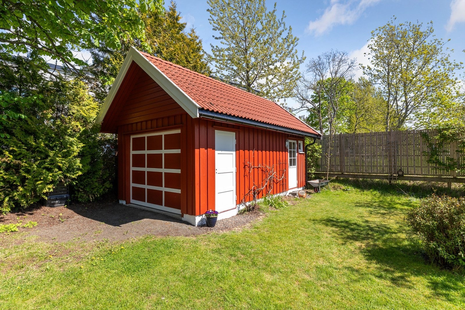 Garasje med plass til en bil Galleribilde