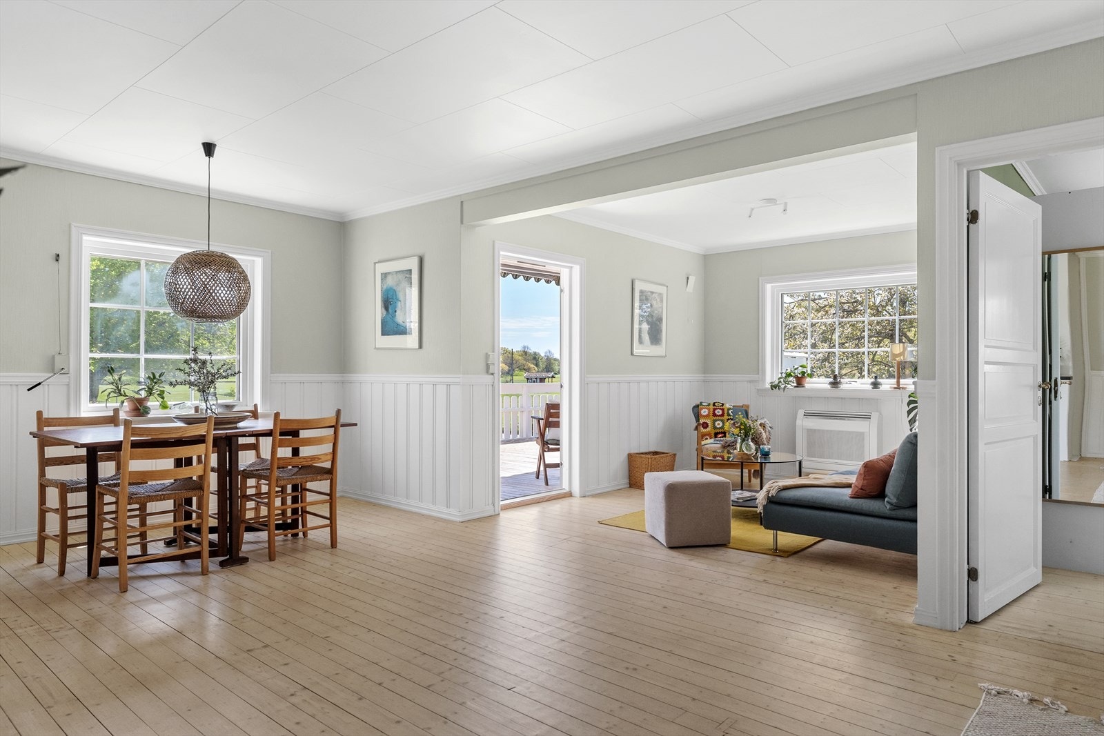 Stuen er malt i lyse farger, de store vindusflatene gir godt med lysinnslipp. Galleribilde