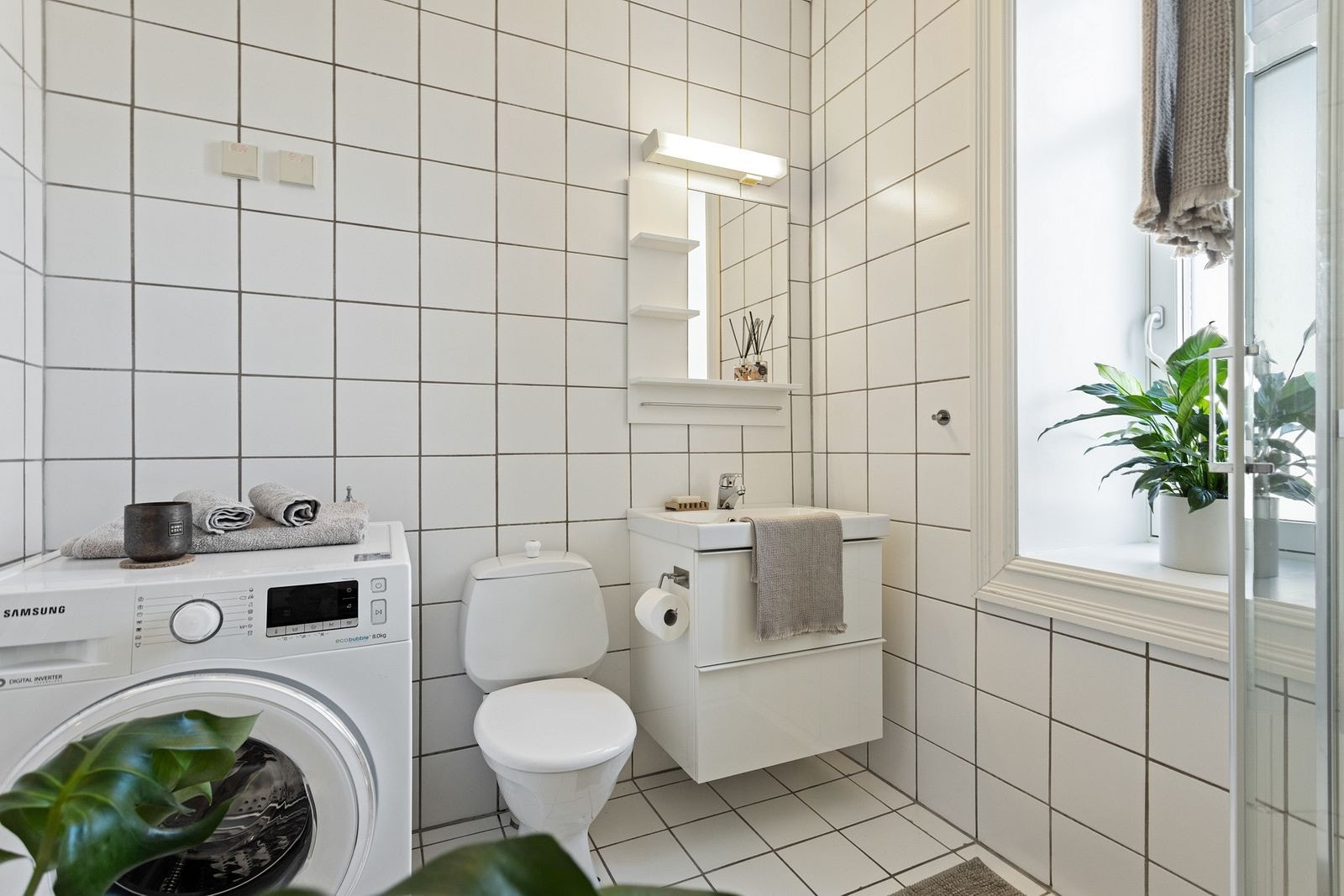 Det finnes opplegg for vaskemaskin på badet. Galleribilde