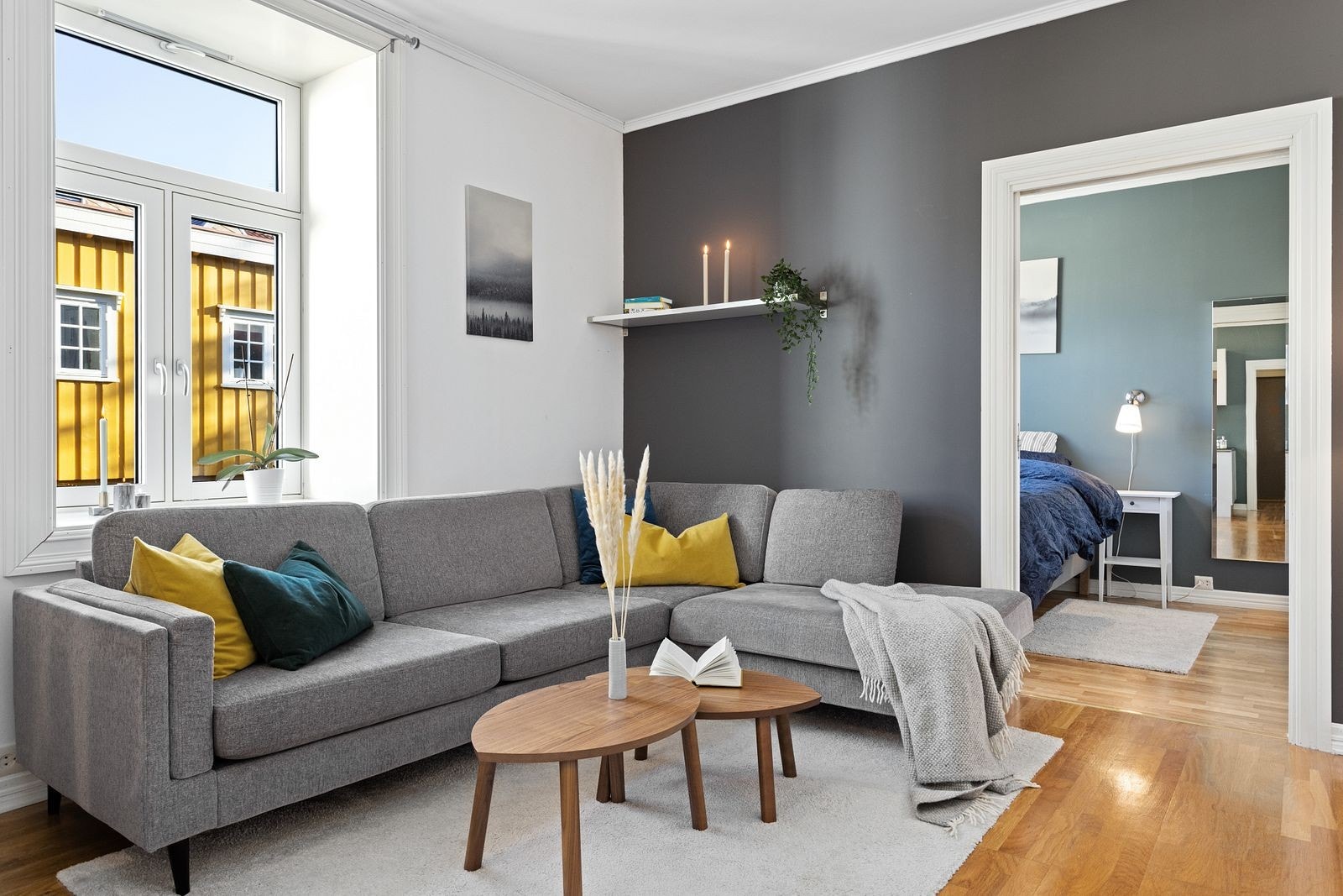Boligen er malt i tidsriktige farger. Kabel-TV/internett er inkludert i husleien. Galleribilde