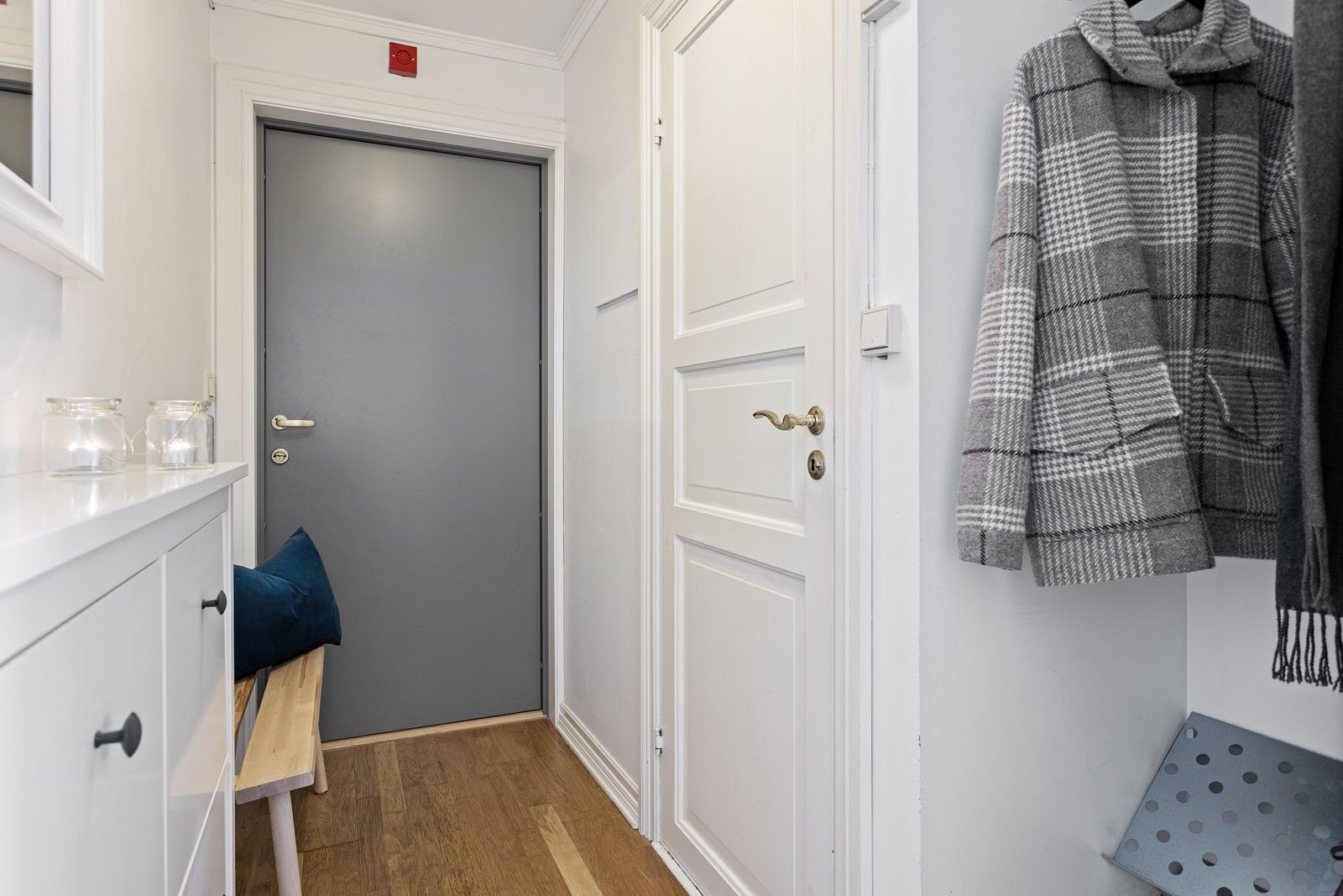 Entré med muligheter for oppheng/lagring av ytterklær og sko. Galleribilde