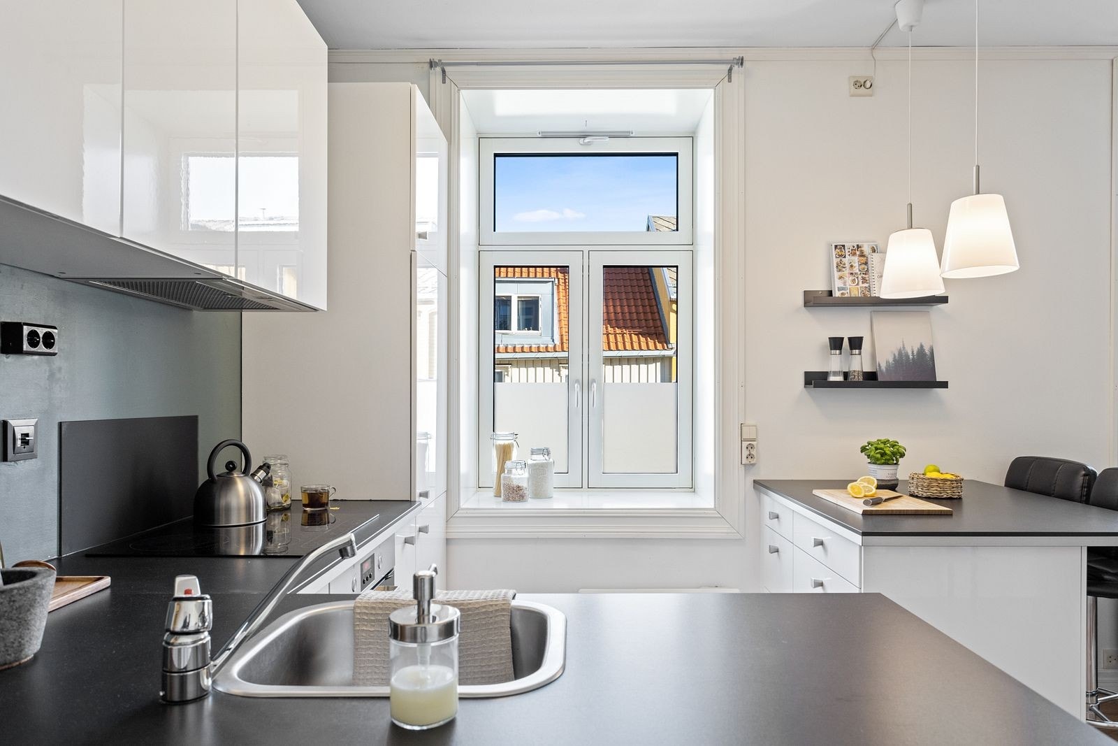 Store vindusflater bidrar sammen med den praktiske planløsningen til en lett og luftig atmosfære. Galleribilde