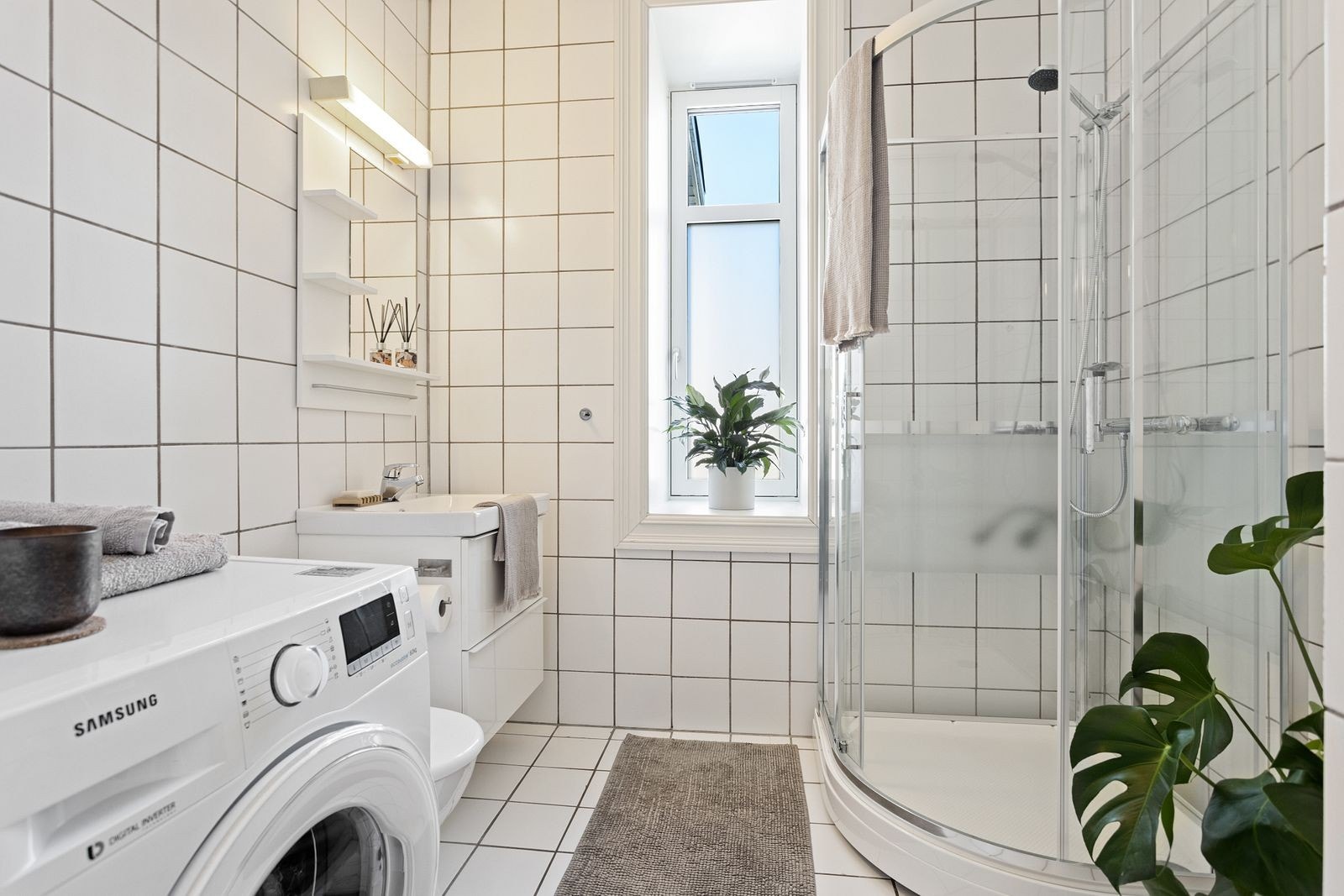 Pent flislagt bad med varmekabler i gulv. Det er montert et helt nytt dusjkabinett. Galleribilde