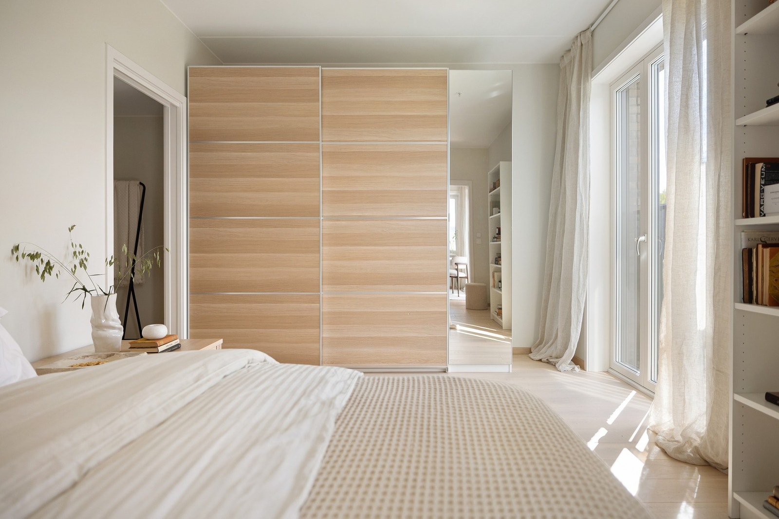 Soverommet har plass til en stor dobbeltseng og har en stor garderobe. Galleribilde