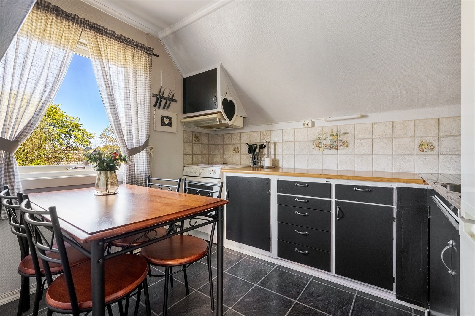 Kjøkken på 7,4 m² med innredning med glatte fronter og benkeplate i heltre. Galleribilde