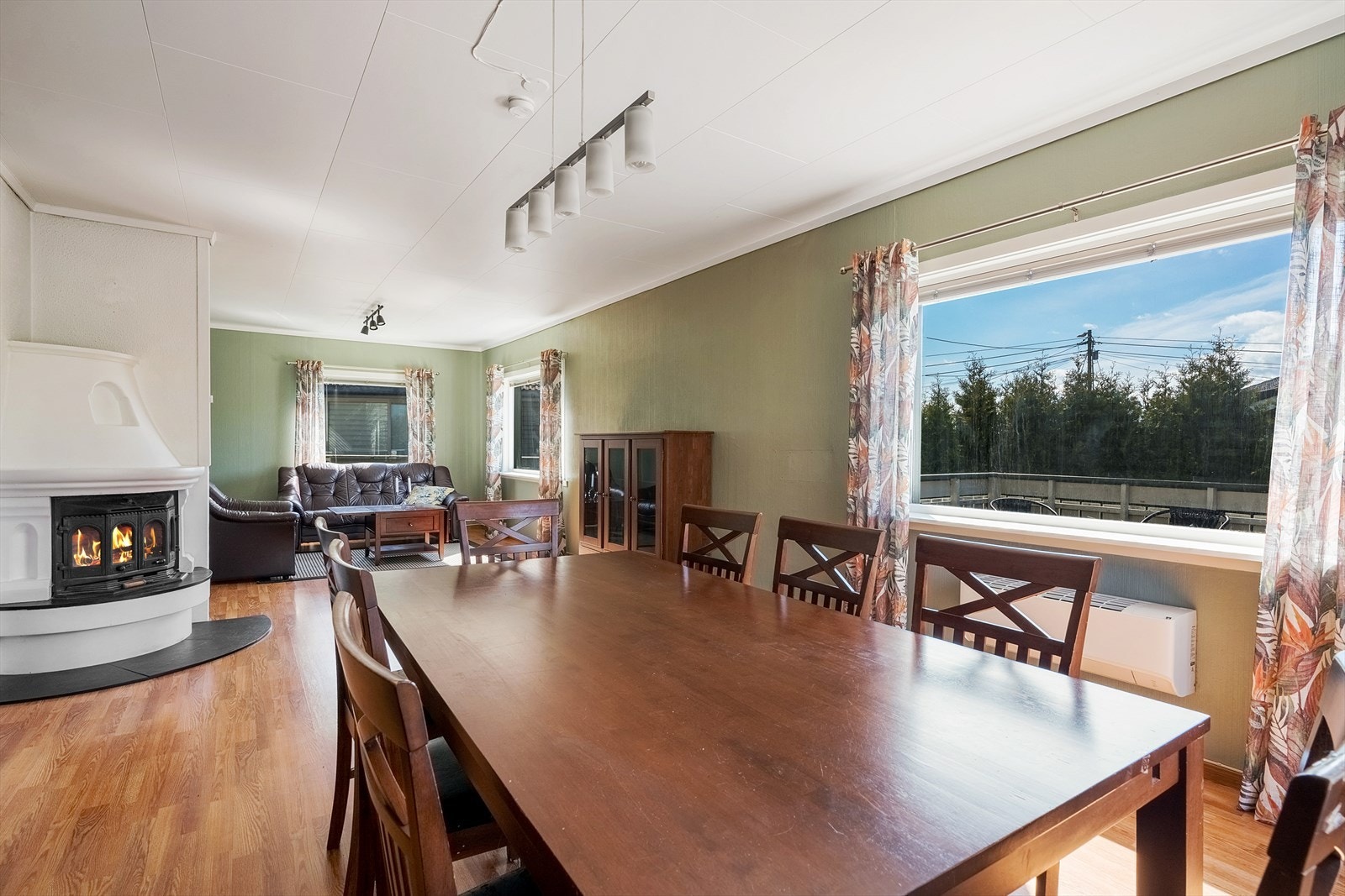 De store vindusflatene gir godt med lysinnslipp i arealet. Galleribilde