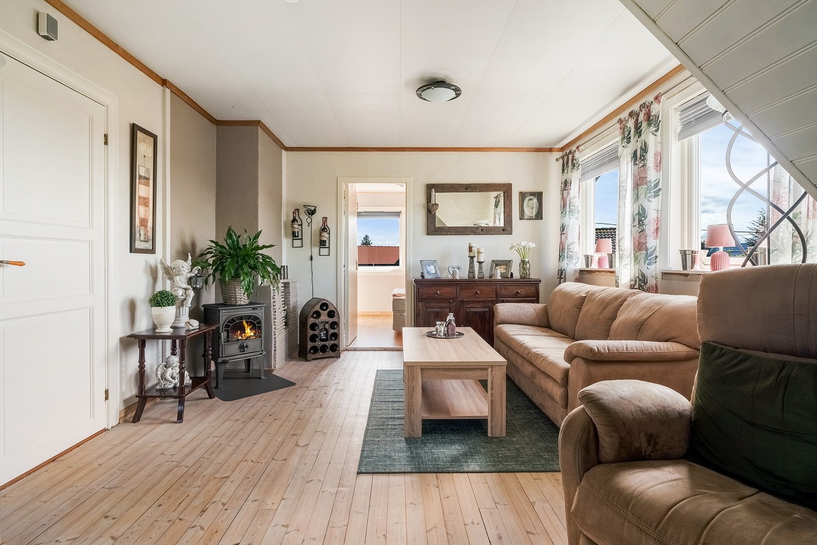 Stuen fremstår lys og innbydende. Galleribilde