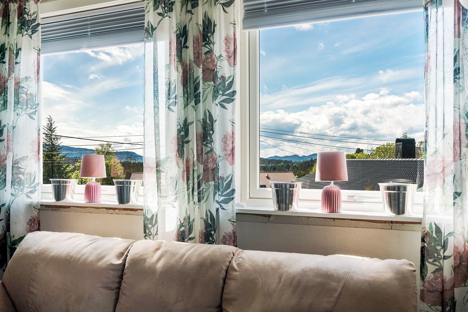 Vindusflatene slipper inn god med naturlig lys i arealet. Galleribilde