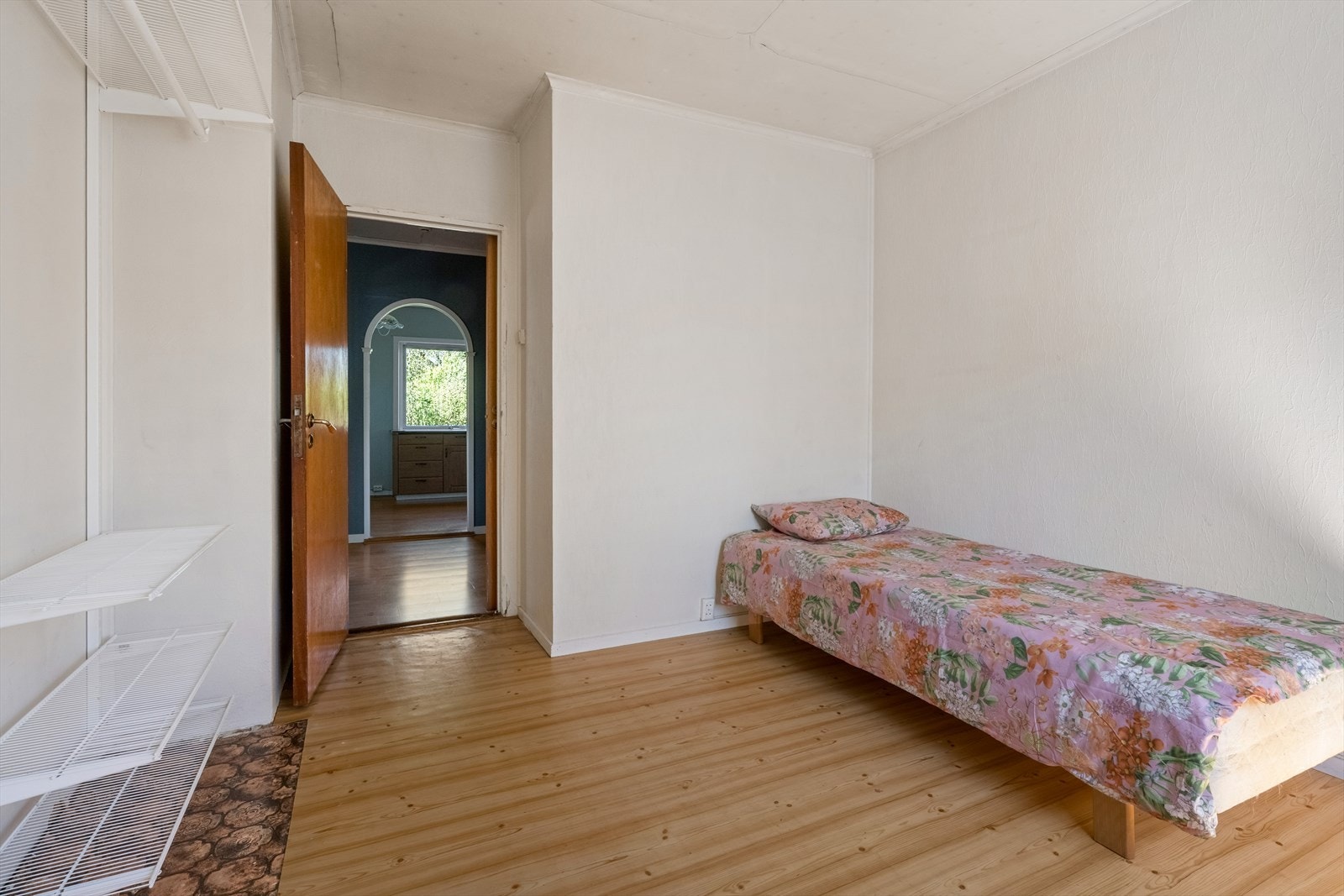 Soverom på 11 m² med plass til dobbeltseng, nattbord og øvrig møblement. Rommet har en god og praktisk utforming. Galleribilde