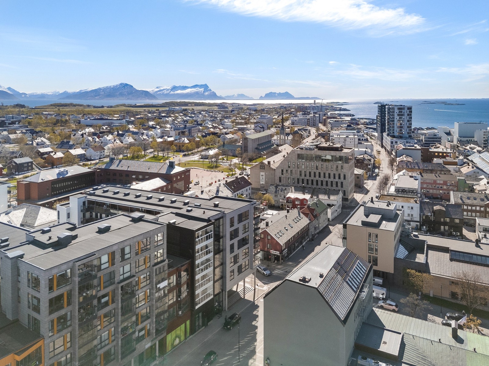 Bygget ligger sentralt til, men samtidig tilbaketrukket fra den travelste bykjerna Galleribilde