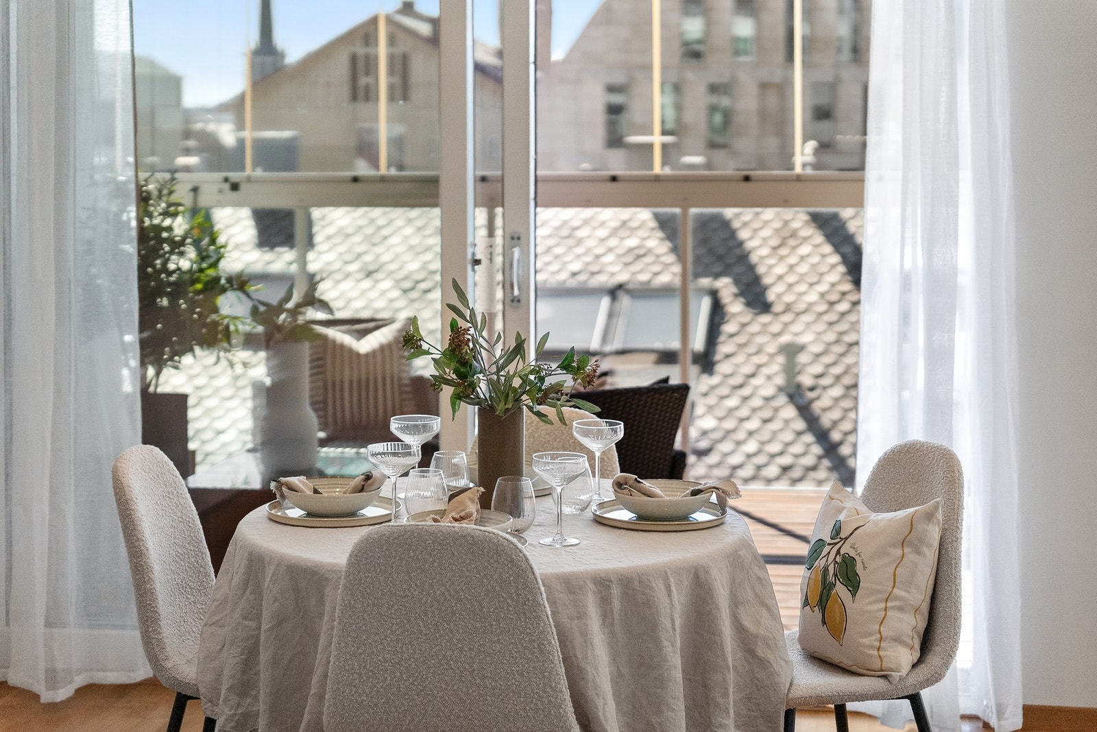 Spiseplassen er naturlig plassert ved vinduet, med utsyn mot balkongen. Galleribilde
