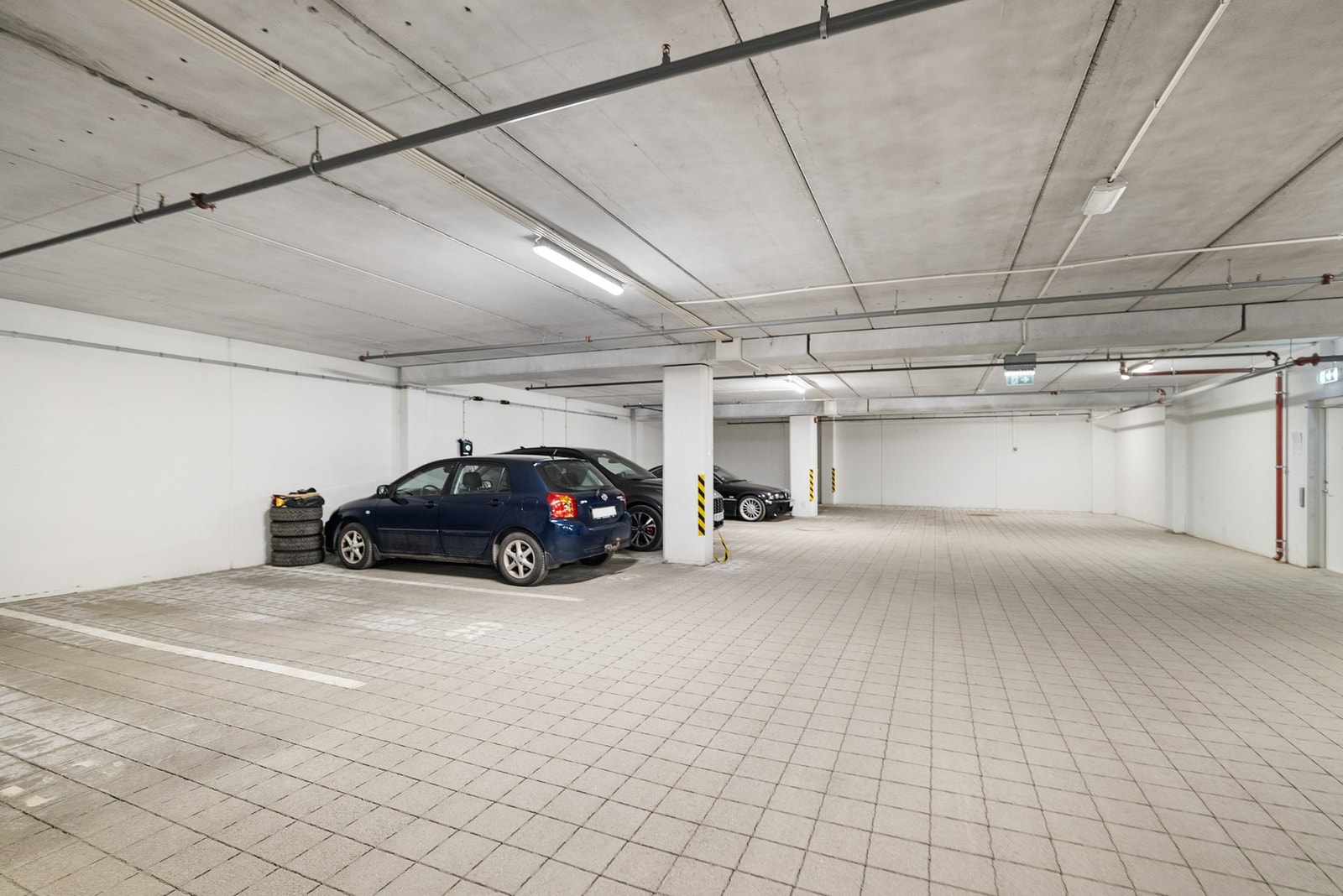 Leiligheten disponerer en egen parkeringsplass og en bod på 5 m² i felles garasjekjeller - Klargjort for el-billader Galleribilde