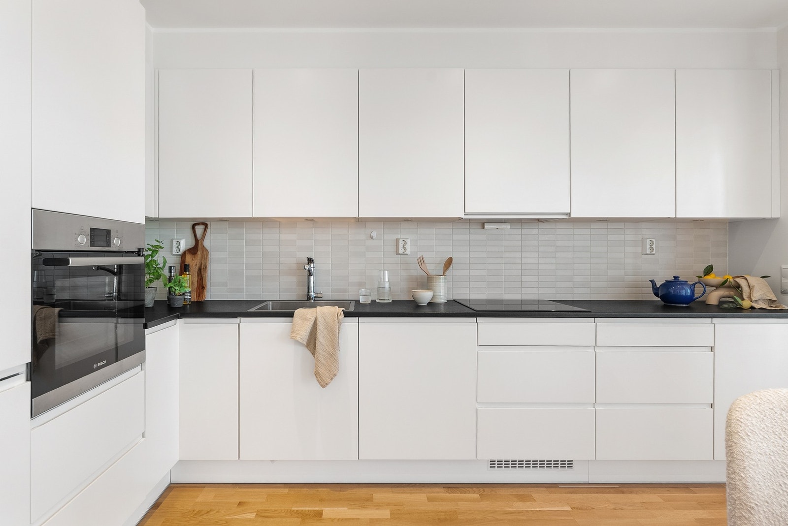 Kjøkkenet er utstyrt med induksjonstopp, komfyr, oppvaskmaskin og kjøl/fryseskap. Galleribilde