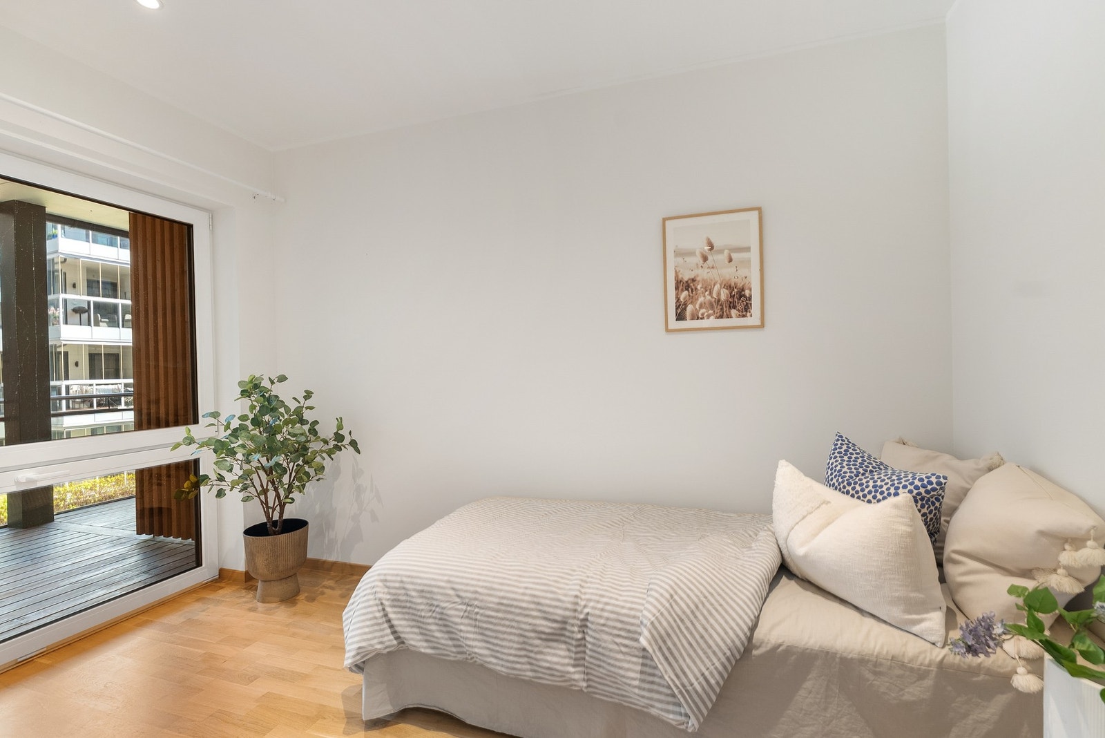 Det andre soverommet passer godt som barnerom, gjesterom eller kontor. Galleribilde