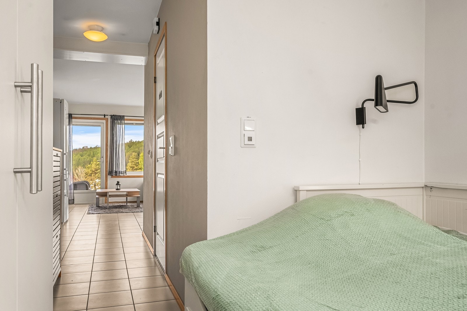 Sovealkoven er adskilt fra gangen med en hvit, formpresset dør. Galleribilde