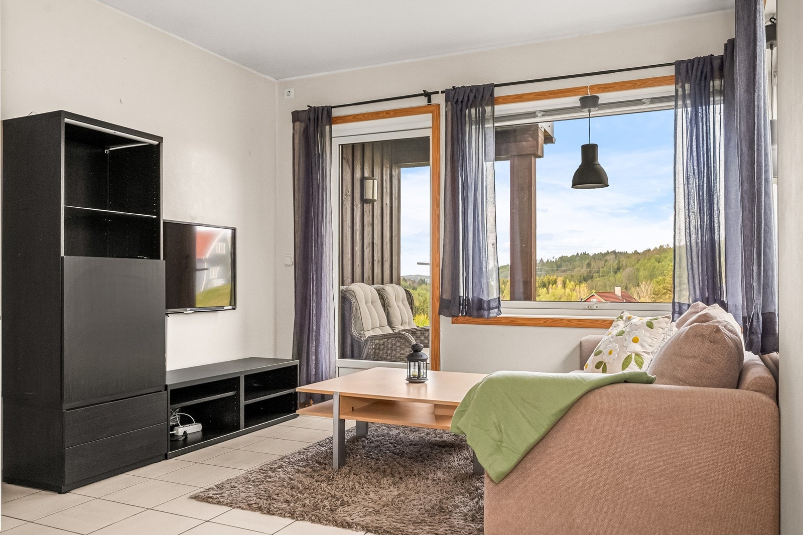 Stuen har plass til sofagruppe og mediamøbel. Vinduer med 2-lags isolerglass slipper inn dagslyset. Galleribilde