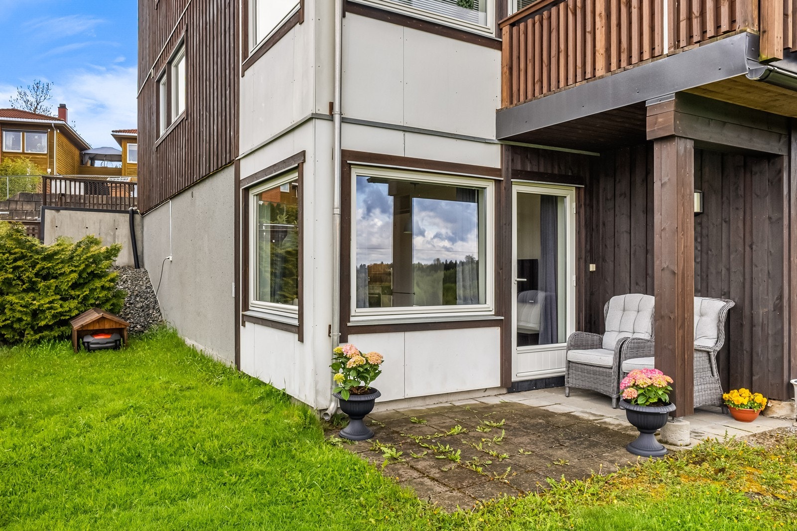 Egen uteplass på cirka 7 m² med heller, med plass til en liten sittegruppe. Galleribilde