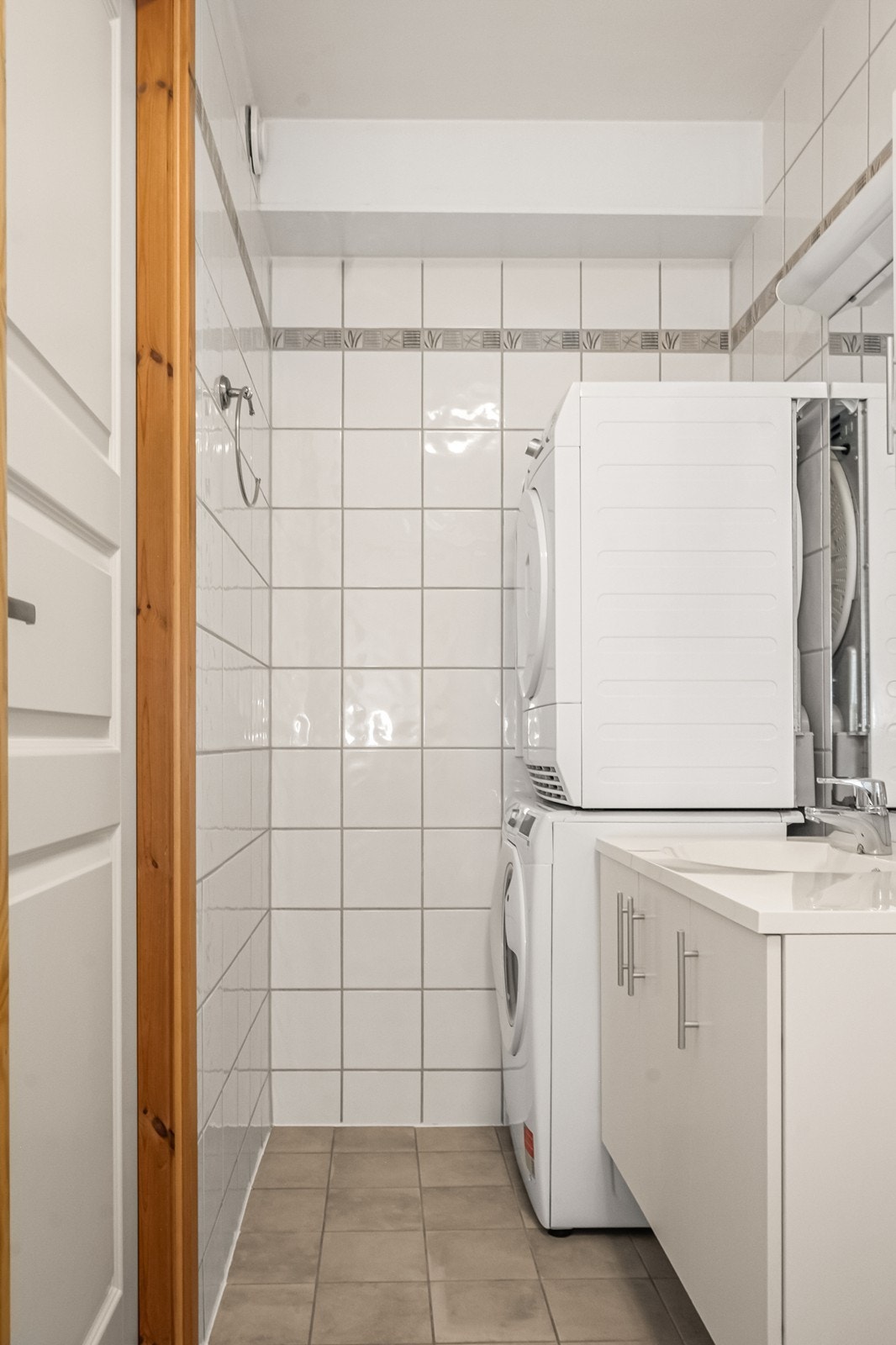Badet er utstyrt med opplegg for vaskemaskin, har mekanisk avtrekk og rør-i-rør system. Galleribilde