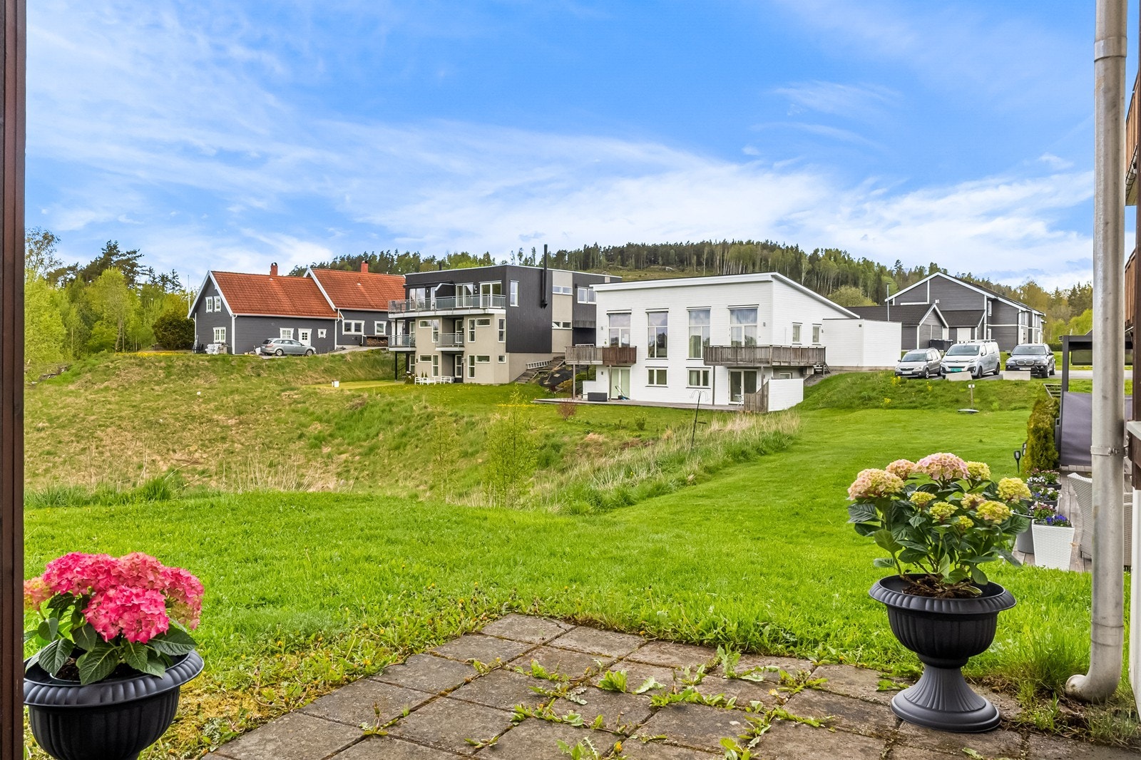 Fra Tomter stasjon, en kort tur unna, tar toget deg til Oslo på rundt 35 minutter. Galleribilde
