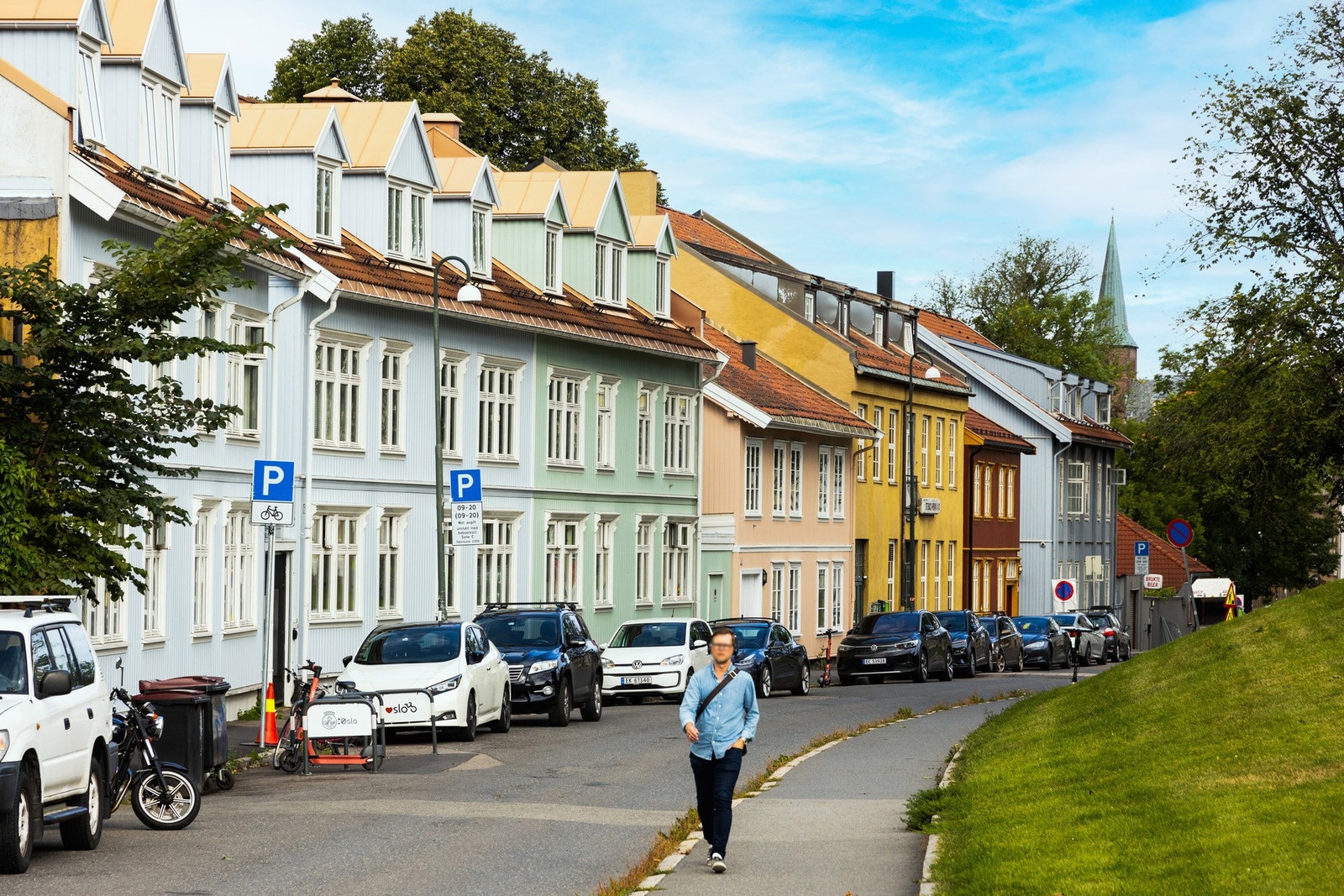 Vålerenga er kjent for trivelige gater med eldre trehusbebyggelse som gir "landsbyfølelsen" midt i Oslo. Galleribilde