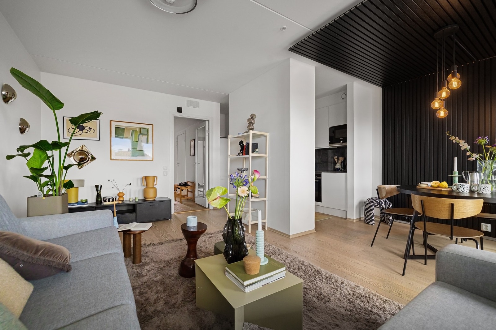 Stor og luftig stue med flotte lysforhold og god plass til både avslapning og sosiale sammenkomster Galleribilde