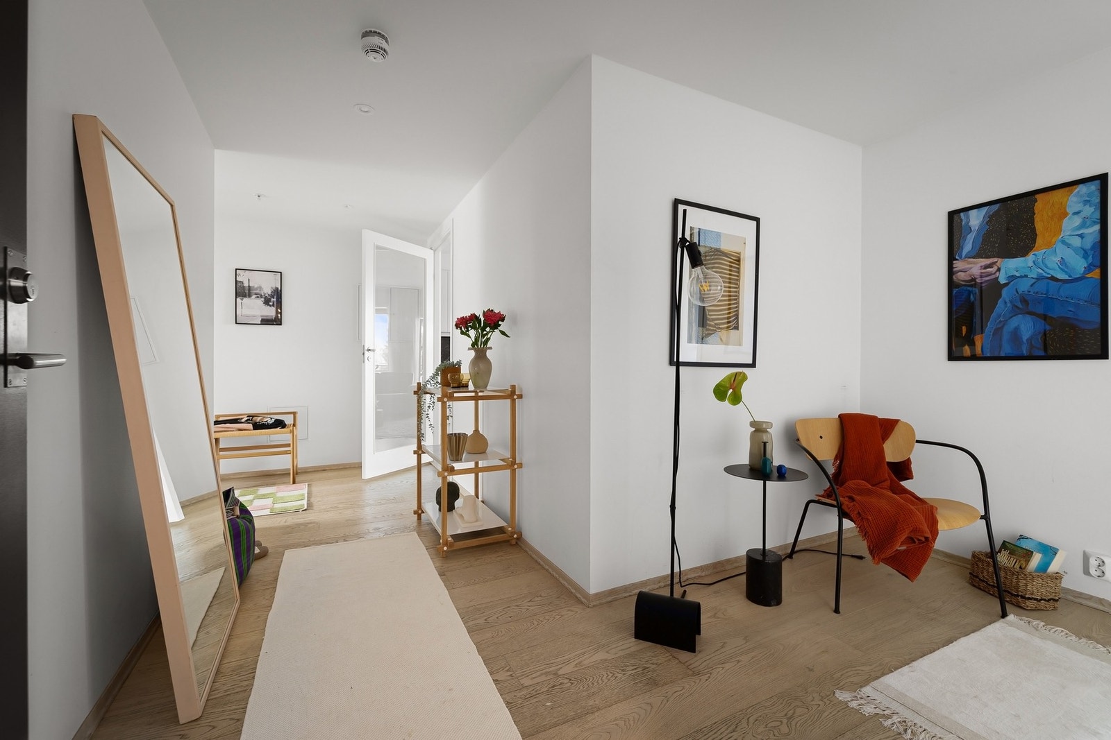 Entréen er lys og praktisk med god plass til både sko og yttertøy Galleribilde