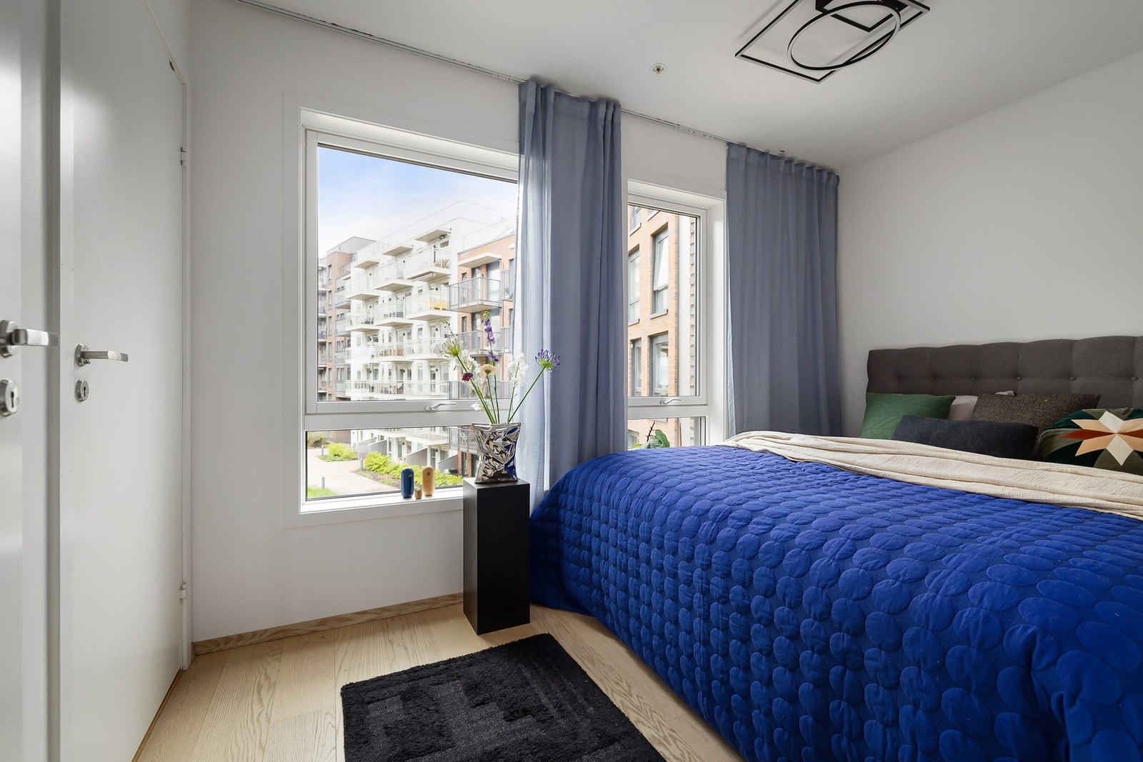 Boligen byr på tre romslige soverom, hvor hovedsoverommet har tilknytning til walk-in closet Galleribilde