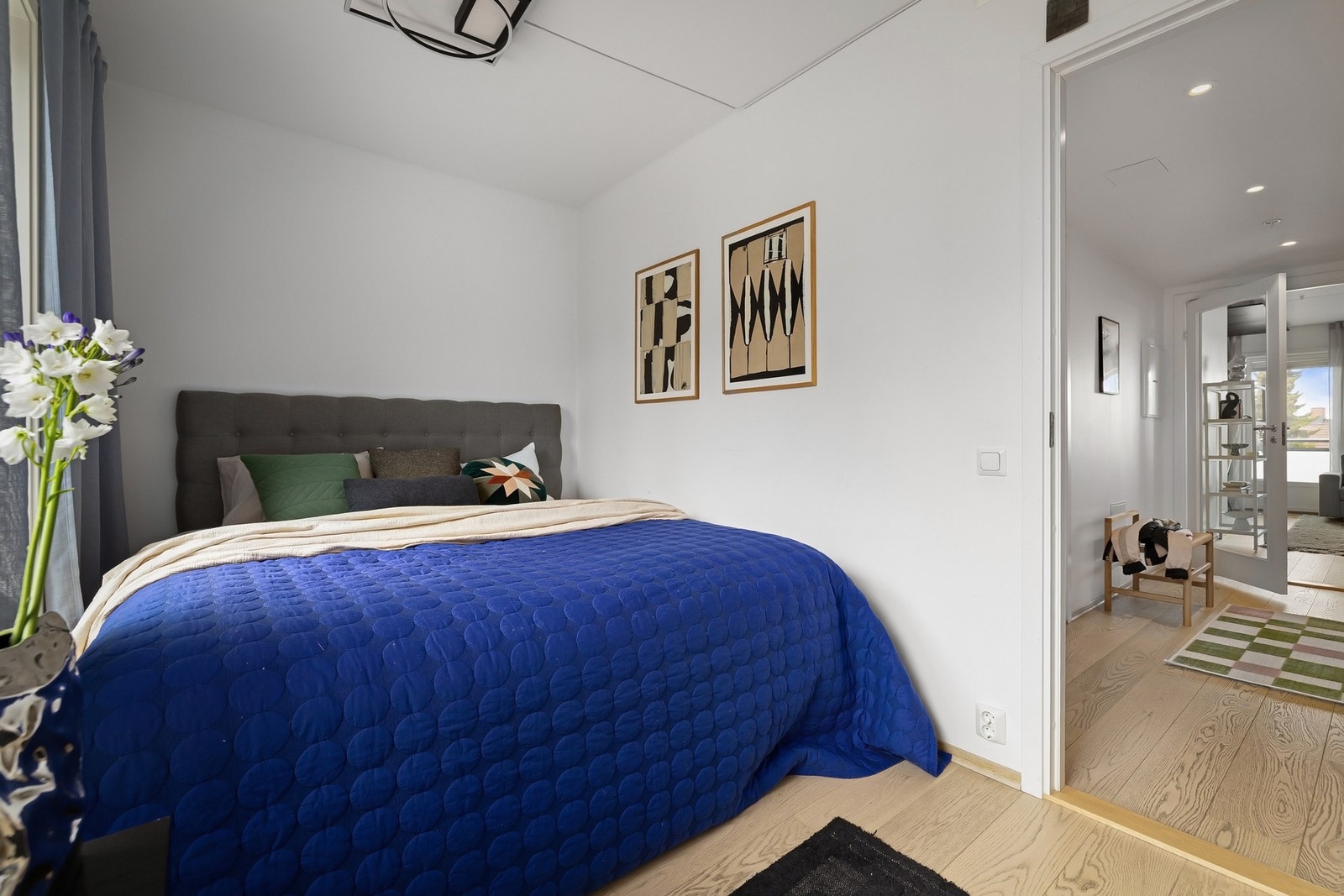 Hovedsoverom er holdt i en moderne, lys og harmonisk fargetone Galleribilde